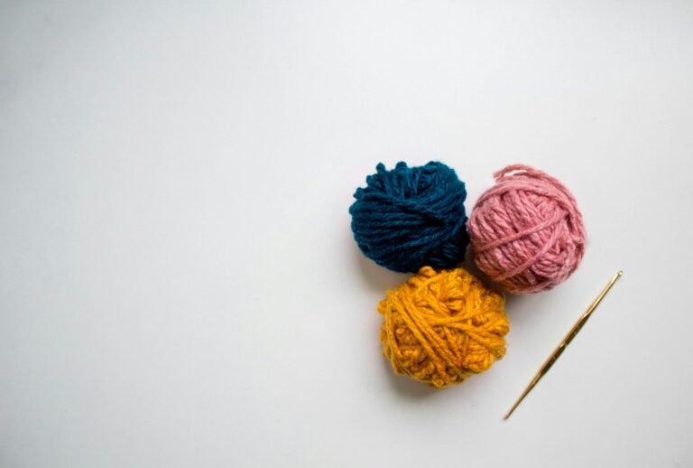 Garn für kleine Häkelprojekte – Foto: Karen Penroz / Unsplash