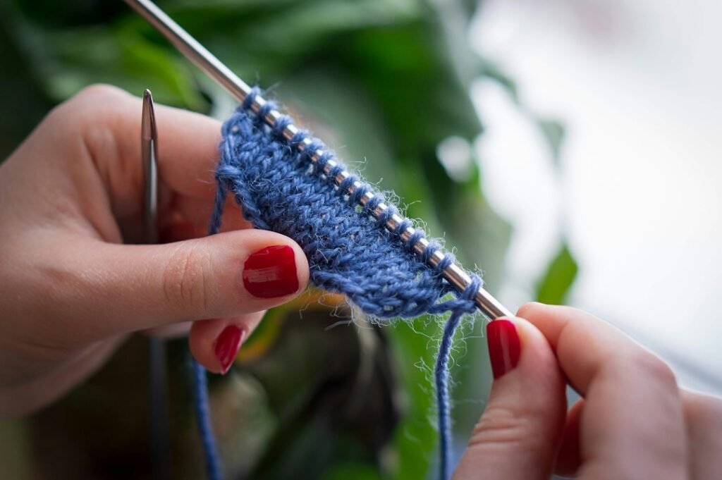 Handarbeit mit Garn – Foto: Marina Ermakova / Unsplash