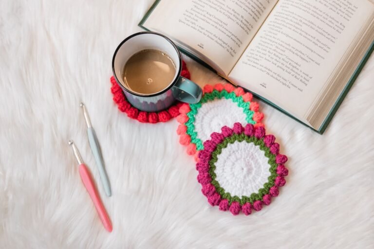 Gehäkelter Untersetzer neben einer Tasse – Foto: Céline Druguet / Unsplash