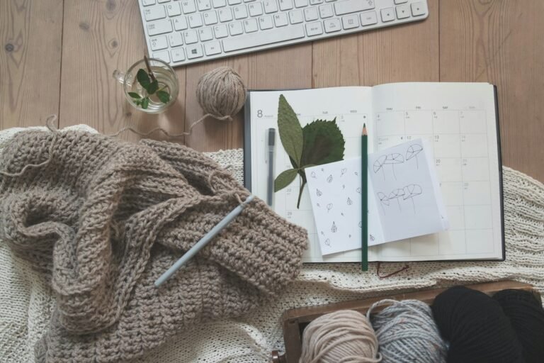 Notizbuch und Handarbeitswerkzeuge – Foto: Giulia Bertelli / Unsplash
