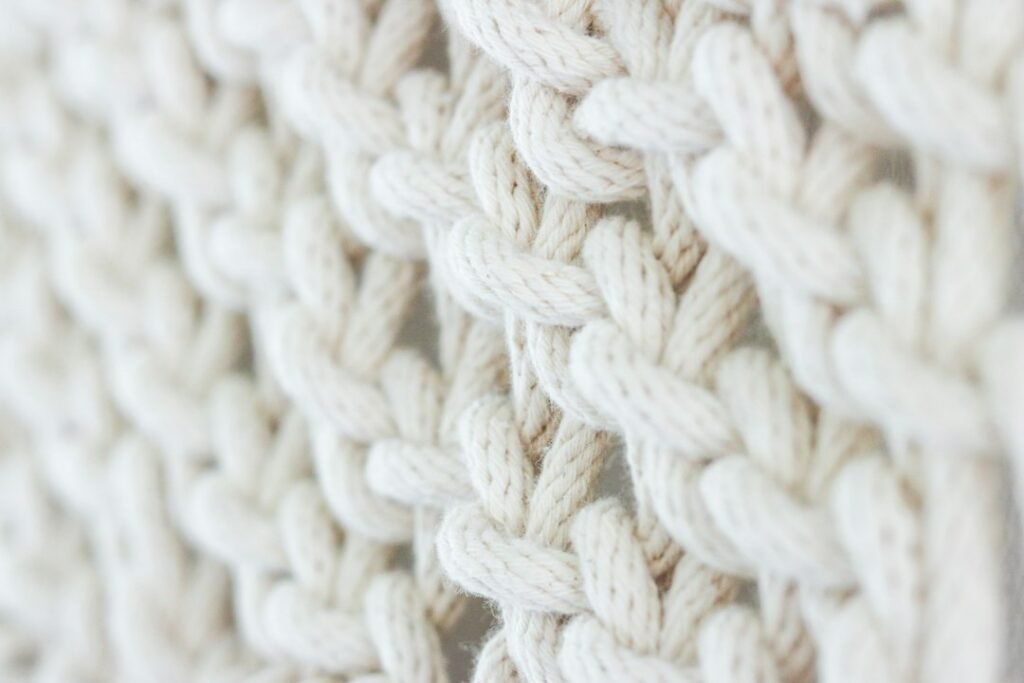 Handgearbeitete Textilstruktur – Foto: Kate McLean / Unsplash