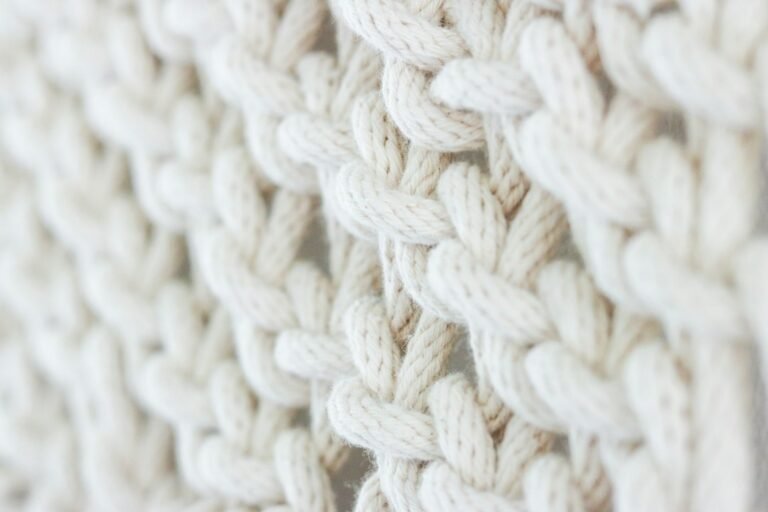 Handgearbeitete Textilstruktur – Foto: Kate McLean / Unsplash