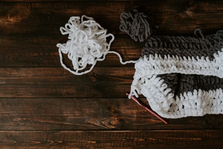 Dicker Garnschal in Arbeit – Foto: Kelly Sikkema / Unsplash