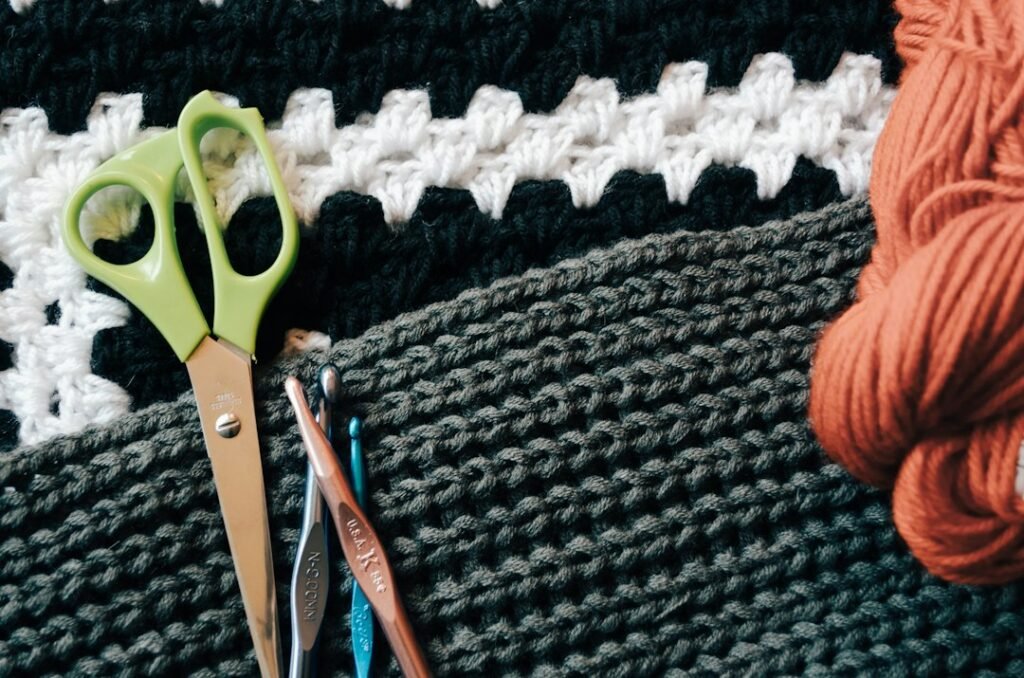 Handarbeitsprojekte und Garn – Foto: Kelly Sikkema / Unsplash