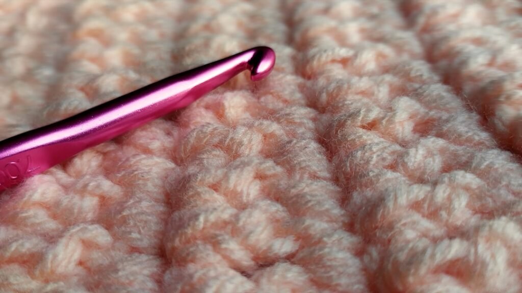 Häkelnadel und Garn für Luftmaschen – Foto: Karina L / Unsplash